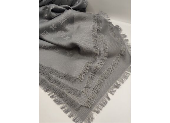 Image Foulard LOUIS VUITTON Châle monogram classic Soie Gris