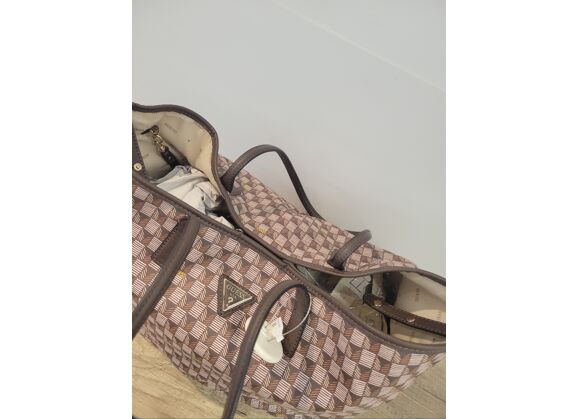 Image Sac à main GUESS Porté épaule Simili cuir Marron