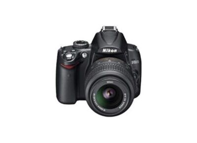Appareils photos numériques NIKON Reflex D5000 Noir + AF-S DX 18-200 mm VR II Noir
